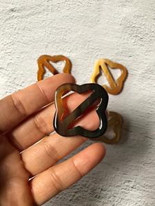 Anneau pour écharpe en corne de buffle avec polissage lisse, ajoutant une élégance douce et une tenue sécurisée à toute écharpe, de haute qualité - Product Image 1