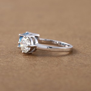 Capturez les cœurs avec notre unique bague en diamant élégamment conçue en or blanc 14 carats avec des diamants de laboratoire. - Product Image 2