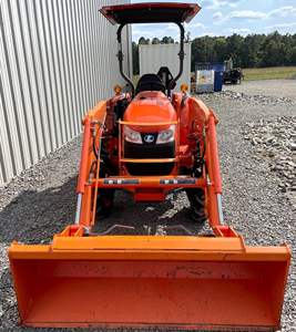Modèle de tracteur 2022 33hp Kubota L3301 assez utilisé avec chargeur frontal attaché - Product Image 2