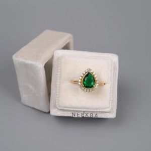 Bague Halo émeraude cultivée en laboratoire en forme de poire Bague émeraude verte fabriquée à la main en or massif 10 carats Bague de fiançailles émeraude par un vendeur indien - Product Image 2