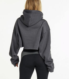 Haut court à capuche chic pour femme en molleton avec logo frontal – Tendance streetwear pour un style décontracté et élégant au quotidien - Product Image 4