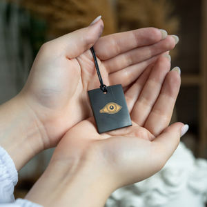 Colgante rectangular de shungita pulido con serigrafía Ojo de Horus 1.2*1.6 pulgadas (30*40 mm) - Product Image 2