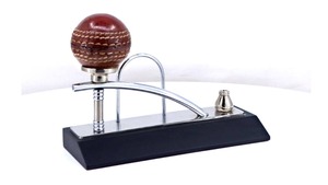 Soporte elegante para bolígrafo con tema de golf de buena calidad con reloj integrado Organizador de escritorio perfecto para entusiastas del golf al mejor precio - Product Image 3