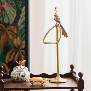 Porte-serviettes en laiton rustique adapté au décor de ferme, améliorant la chaleur des intérieurs de salle de bain avec un attrait classique toujours - Product Image 1