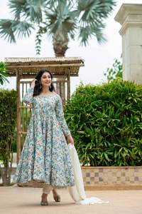 Robe de soirée moderne en velours d'inspiration Bollywood avec broderie complexe et embellissements en cristal - Product Image 4