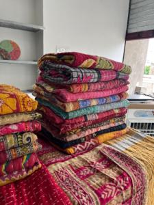 Kantha edredones de algodón hechos a mano colcha Reversible 85x55 pulgadas lanza lote al por mayor para uso doméstico fundas de cama, regalos de navidad - Product Image 4