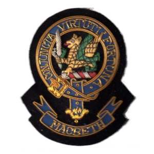 Ceci est un blason du clan Macbeth, mettant en scène le mot d'ordre et le blason de la famille. - Product Image 1