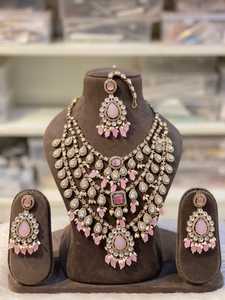 ชุดสร้อยคอเจ้าสาวคุณภาพพรีเมียม สร้อยคองูนดานแบบไม่เจียระไน พร้อมต่างหูและมงกุฎติดผม เหมาะสำหรับงานแต่งงานและงานเฉลิมฉลองต่างๆ - Product Image 4