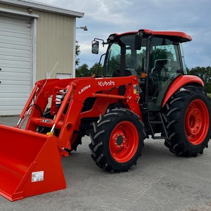 Tractor de ruedas Kubota M6040 rojo 4x4, maquinaria agrícola con enganche trasero y neumáticos grandes - Product Image 1