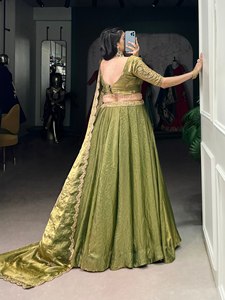 Lehenga choli de style pakistanais pour demoiselles d'honneur, fêtes de mariage fantaisistes, tenues de travail en soie et coton tissées - Product Image 3