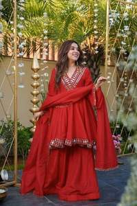 Robe de créateur lancée, véritable travail de miroir, qualité exceptionnelle, une fusion parfaite de glamour et de confort, en soie chinon cousue - Product Image 4