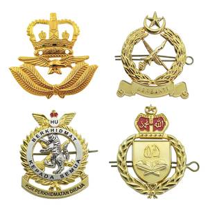 Épinglette personnalisée en alliage de zinc écologique avec émail, motif aigle couronné et attache de sécurité pour vêtements, sacs et chapeaux - Product Image 1