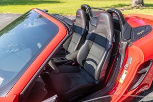 Porsche 718 Boxster Spyder Usado 2023 ~3,800 Millas, Transmisión Manual de 6 Velocidades, Motor de 4.0 Litros Flat-6, Color Rojo Guardias - Product Image 3