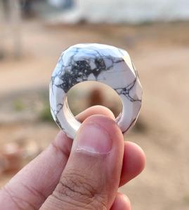 Anillo facetado de piedras preciosas de howlita natural, anillo hermoso tallado a mano, anillo llamativo, joyería de piedras preciosas de howlita - Product Image 3