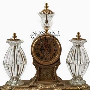 Horloge antique en laiton et cristal sertie de candélabres ornés pièce maîtresse décorative de luxe vintage fabriquée à la main - Product Image 2