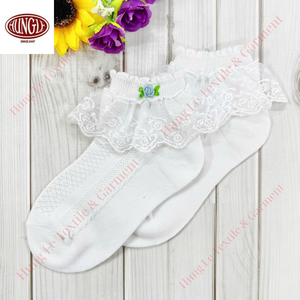 Adorables chaussettes pour bébé tricotées à la main avec broderie florale - Product Image 2