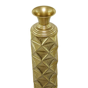 Florero moderno de metal hecho a mano con acabado dorado, perfecto para una decoración elegante del hogar y ocasiones especiales - Product Image 4