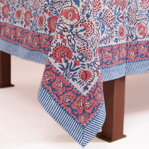 Mantel y juego de mantelería con diseño floral en azul paloma y rosa flamenco sobre fondo blanco, estampado a mano, regalo para mamá - Product Image 1
