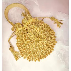 Elegante bolso de mano de terciopelo con superficie brillante y estilo artístico diseñado para eventos especiales y celebraciones - Product Image 1