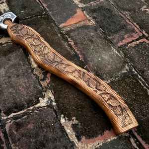 Hacha de Estilo Vikingo de Acero al Carbono Forjado, Hacha Barbuda de Grado Industrial para Exteriores con Mango de Madera para Acampar con Funda, Regalo Personalizado - Product Image 3