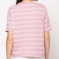 Camiseta de Mujer con Estampado en Zig-Zag para Ropa Urbana |   Camisa de Algodón Peinado de Alta Densidad de 200 g/m² |   Top Urbano con Diseño Gráfico Moderno
