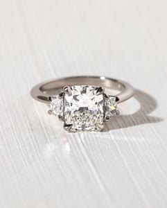 Anillo de compromiso de tres piedras de diamante con corte de cojín de 11mm | Piedras laterales trapezoidales Plata de Ley 18K chapado en oro minimalista nupcial - Product Image 1