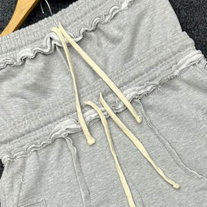 Fabricant de shorts de gym personnalisés pour hommes Logo personnalisé en tissu polaire Séchage rapide durable Déchets à l'envers coutures pour hommes Shorts - Product Image 5