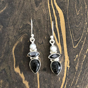 ต่างหูแบบหลายกรอบประดับเพชรออนิกซ์และแซฟไฟร์ น้ำหนัก 6.1 กรัม รูปทรงหยดน้ำและรูปหัวใจ สีโรสโกลด์และไวท์โกลด์ - Product Image 1