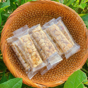 Siu Chau caramelo de cacahuete y sésamo vietnamita tradicional hecho a mano dulce regalo para Tet y festivales - Product Image 3