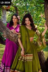 Collection Lehenga Choli des plus belles tenues traditionnelles indiennes de tissage Zari lourd avec prix de gros et meilleure qualité - Product Image 3