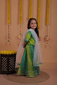 Lehenga choli ชุดแต่งกายสำหรับเด็ก, ผ้าฝ้ายสีเขียวประดับไข่มุกชุดเดรสสไตล์บอลลีวู้ดแบบอินเดียดั้งเดิม - Product Image 3