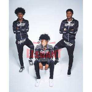 ชุดวอร์มมีซิปโพลีเอสเตอร์สำหรับผู้ชายโลโก้ตามสั่งชุดเสื้อแจ็กเก็ตด้านข้างมีฮู้ดลายทางด้านข้างกางเกงเรียกเหงื่อสำหรับฤดูหนาวพิมพ์สกรีนแบบปัก - Product Image 1