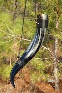 Tasse en céramique artisanale de corne à boire Viking pour hydromel et bière pour les fêtes de Noël et les acclamations des fêtes - Product Image 5