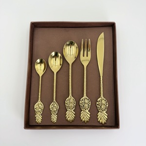 Ensemble de couverts en laiton antique doré de qualité supérieure avec manche au design classique, cuillère, fourchette et couteau en laiton doré élégant en Inde - Product Image 5
