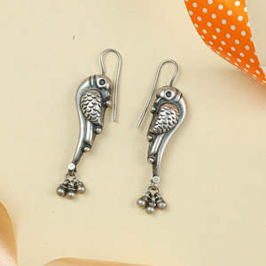 Pendientes Tridha Vintage de Plata 92.5 con Granate y Perla de Agua Dulce, Diseño de Gota Chapada en Oro, Estilo Vintage Encantador para Regalo - Product Image 4