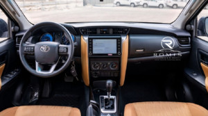 SUV To-yo-ta 2023 con Interni in Pelle Nera, Fari LED, Trasmissione Automatica, Pneumatici R20 - Product Image 4