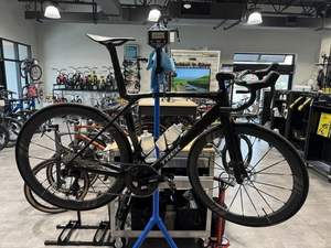 NUEVA Bicicleta de Carreras Trek Madone SLR 9 axs Gen 8 100% Original con Horquilla de Acero y Sistema de Líneas de Frenos Completo LISTA PARA ENVIAR - Product Image 3