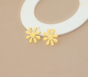 Pendientes de flor de Margarita chapados en oro de 18K | Bonito y elegante diseño floral para mujer - Product Image 4