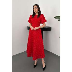 Robe midi florale rouge à la coupe trapèze, taille naturelle, manches longues, élégante pour les fêtes - Product Image 2