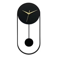 Horloge murale en métal avec détails élégants, élégante et fonctionnelle, parfaite pour les espaces de vie de luxe disponibles par Azora Industries