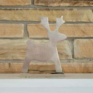 Support de bas en métal en forme de cerf argenté avec design festif parfait pour la décoration de Noël et les accessoires de fête de vacances - Product Image 5