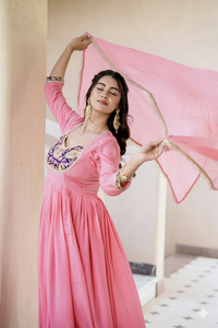 Ensemble de costume Anarkali brodé de luxe Unity avec dupatta, tissu en mélange de soie douce, pour les fêtes et les occasions spéciales - Product Image 3