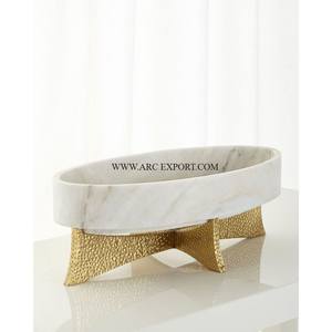 Bol de base de designer moderne en marbre blanc forme ovale pour la décoration de table de mariage plaqué or texture martelée métal nourriture jetable - Product Image 1