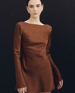 Elegante Vestido Mini de Satén Color Caramelo - Seductor Vestido de Manga Larga con Cuello Barco Hecho en Vietnam - Product Image 3