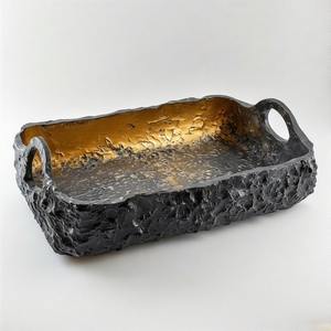 Bandeja de aluminio larga Eclipse Shine con esquinas acampanadas Acentos de mango fundido y superficie duradera para exhibir decoración o comisariada - Product Image 3