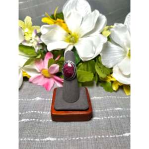 Anillo Boho Hecho por Artesanos Navajo con Turquesa Púrpura Espinosa y Patrón Geométrico en Plata de Ley, Talla 6, para Uso Diario - Product Image 1