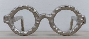 Sculpture contemporaine élégante avec des lunettes de soleil à la mode pour un impact visuel audacieux, parfaite pour rehausser les intérieurs modernes - Product Image 4