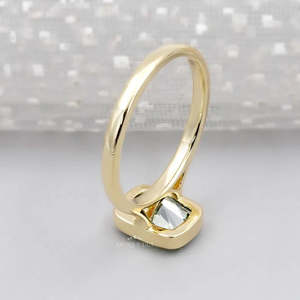 Bague de fiançailles pour femme en or jaune/blanc/rose ou platine, avec diamant de laboratoire taille coussin et sertissage vert fantaisie, certifié IGI - Product Image 5