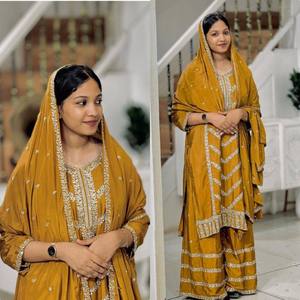 Paire de palazzo jaune moutarde de style traditionnel en broderie sur tissu chinon pour les femmes indiennes pakistanaises en festival - Product Image 1