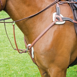 Pechera Elástica para Caballo de Cuero Curtido Vegetal de Cinco Puntos con Herrajes de Acero Inoxidable, Tallas Personalizadas para un Ajuste Óptimo - Product Image 1